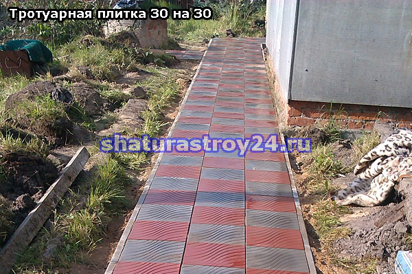 Пешеходная дорожка мощённая плиткой 30х30 на даче в Шатуре