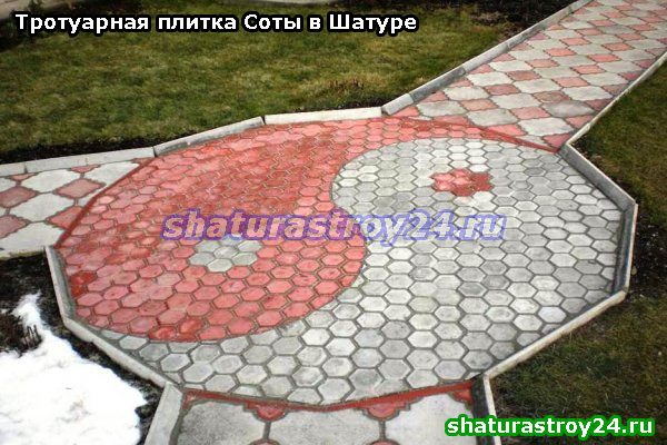Пример укладки тротуарной плитки Соты на даче в Шатурском районе (светло-серая и красная)
